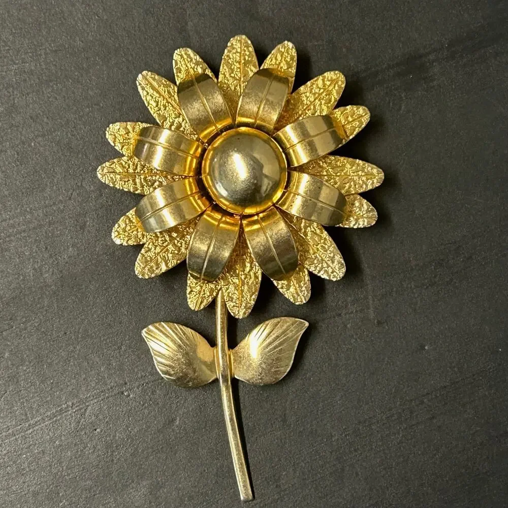 Vintage 60's-70's Gold Tone Stemmed Flower‎ Brooch Unmarked